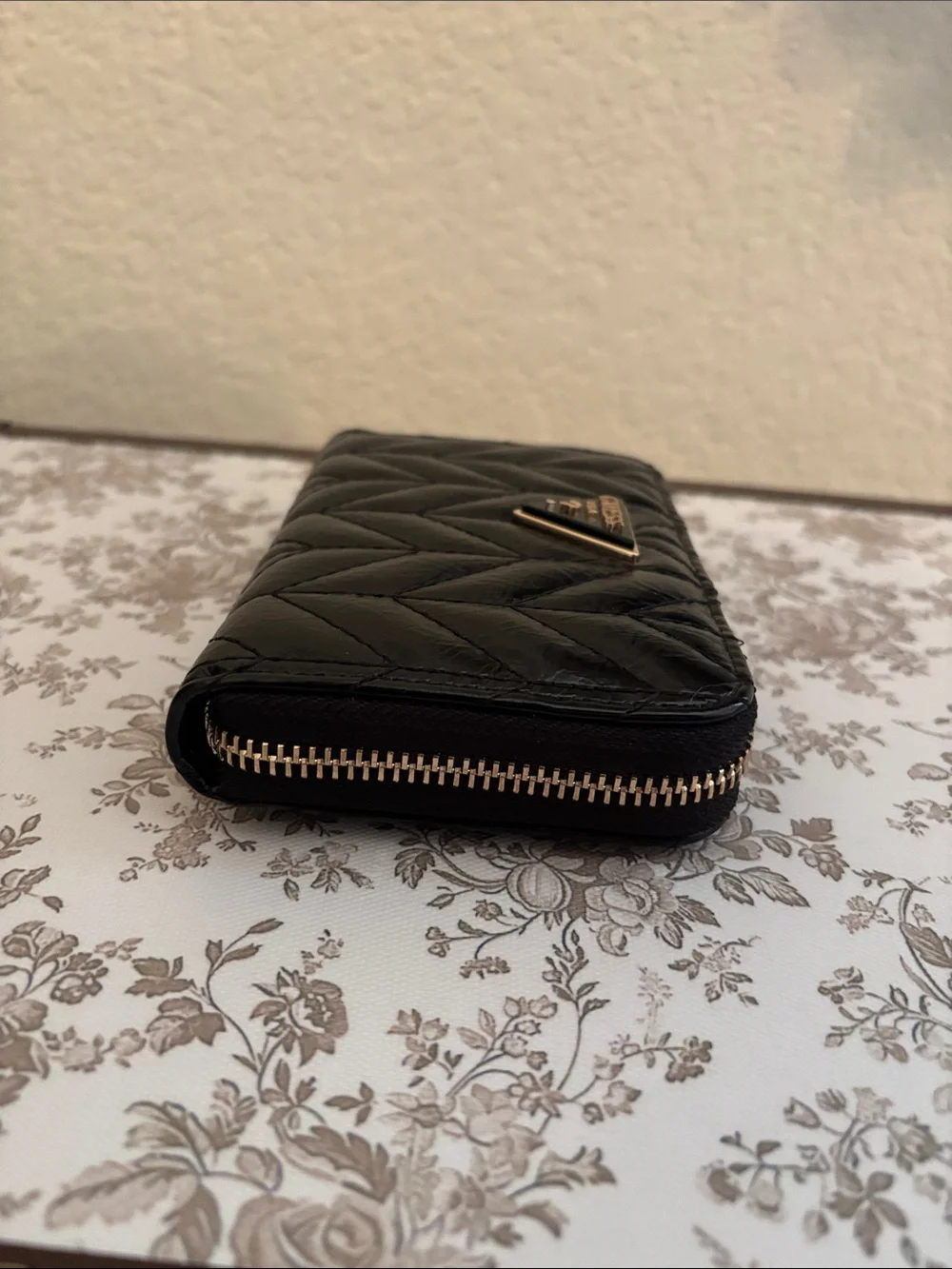 Guess Chevron Quilted Compact Black Leather Wallet Clutch for Bag Like New